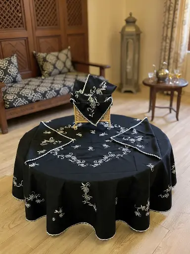 [Dar Maalma 09] Collection de table “Sicilian Noir” – Nappe brodée et serviettes de luxe coordonnées