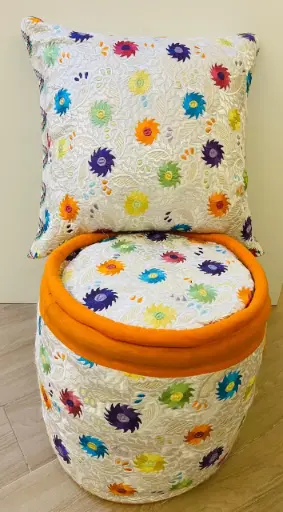 [Dar Maalma 13] Pouf “Monochrome de Rabat” – Broderie raffinée en coton et soie pure