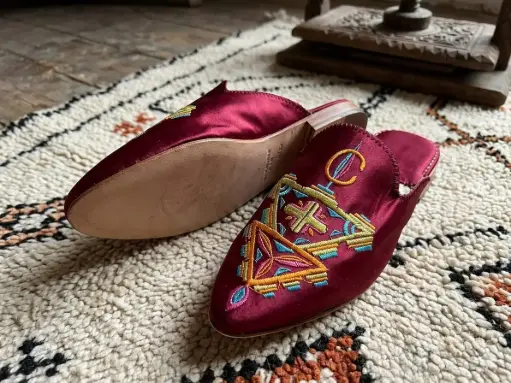 [Dar Maalma 30] بابوش إمبريال بورغوندي – من الساتان الفاخر وتطريز «صبرا» من الحرير متعدد الألوان