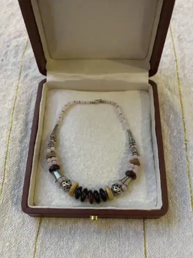 [Dar Maalma 32] قلادة «عطر العود والأرض» – مصنوعة من الفولاذ المقاوم للصدأ عالي الجودة مع خشب العود المختار بعناية وأحجار معدنية طبيعية